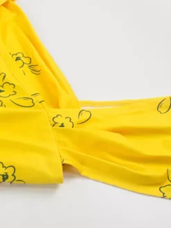 Robe jaune décontractée mi-longue à manches courtes et imprimé floral col carré manches courtes style midi.