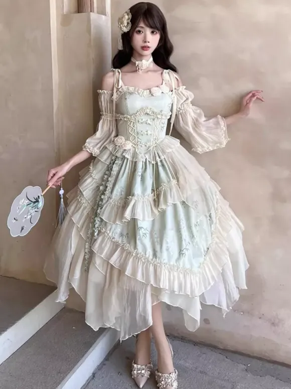 Robe Lolita féerique vert clair à lacets volants roses bretelles et manches idéale pour un tea party.