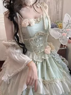 Robe Lolita féerique vert clair à lacets volants roses bretelles et manches idéale pour un tea party.