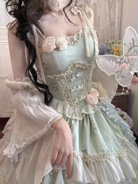 Robe Lolita féerique vert clair à lacets volants roses bretelles et manches idéale pour un tea party.