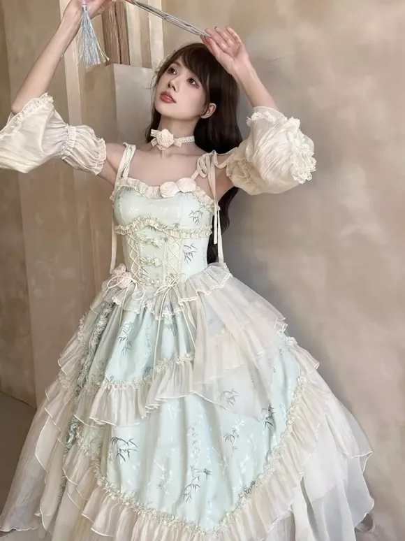 Robe Lolita féerique vert clair à lacets volants roses bretelles et manches idéale pour un tea party.