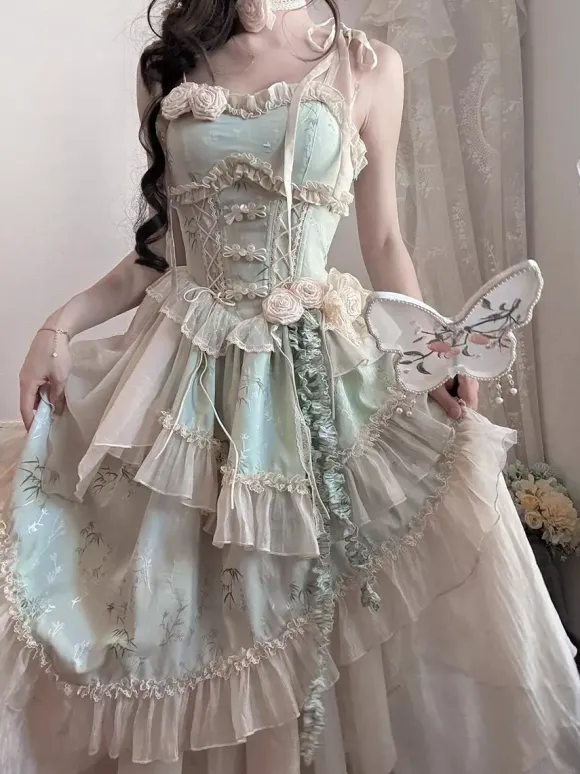 Robe Lolita féerique vert clair à lacets volants roses bretelles et manches idéale pour un tea party.