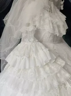 Robe Lolita gothique blanche style petite sorcière manches longues une pièce à volants.