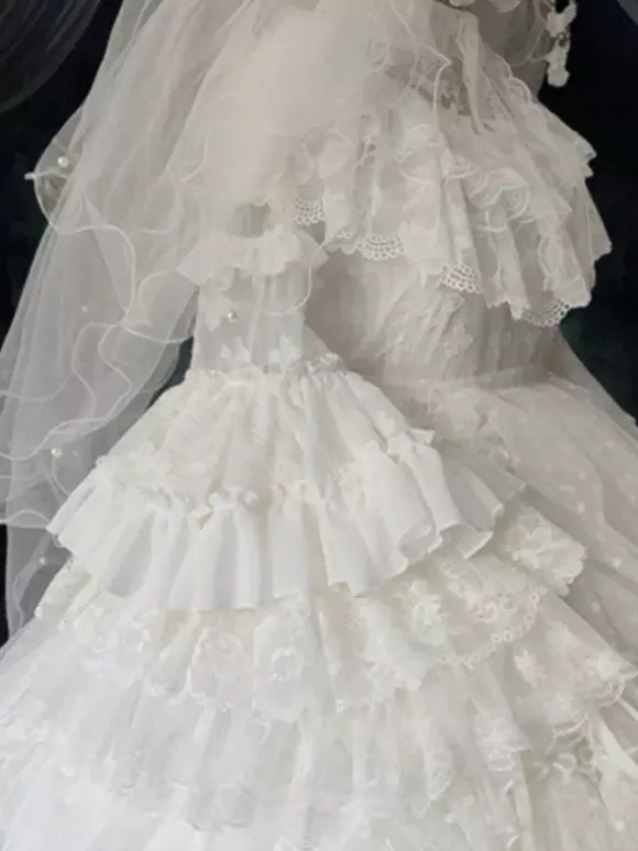 Robe Lolita gothique blanche style petite sorcière manches longues une pièce à volants.
