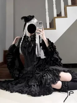 Robe Lolita gothique noire à volants manches trompette manches longues robe Lolita à volants