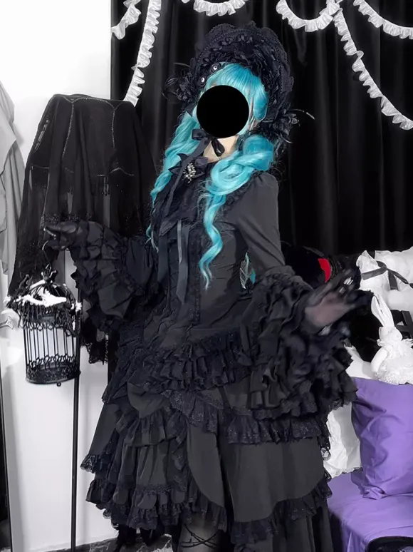Robe Lolita gothique noire à volants manches trompette manches longues robe Lolita à volants