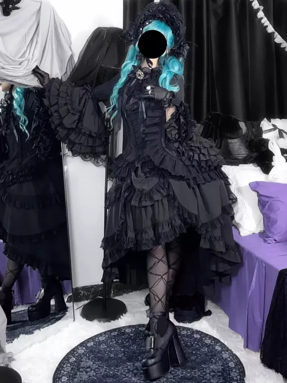Robe Lolita gothique noire à volants manches trompette manches longues robe Lolita à volants