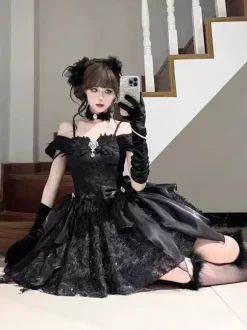 Robe Lolita gothique noire à n艙uds bretelles spaghetti épaules dénudées courte robe Lolita