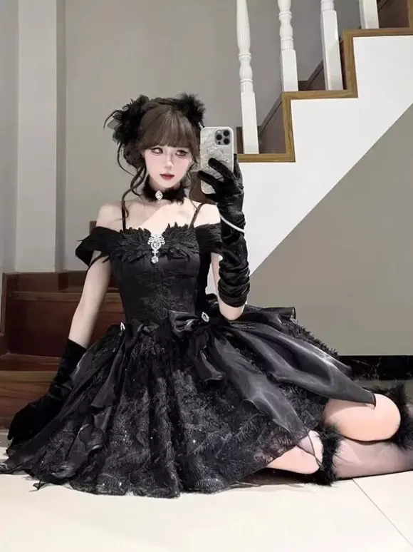 Robe Lolita gothique noire à n艙uds bretelles spaghetti épaules dénudées courte robe Lolita
