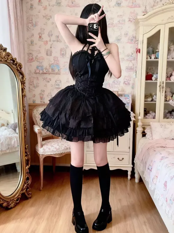 Robe Lolita noire gothique à volants et à plusieurs couches dos nu