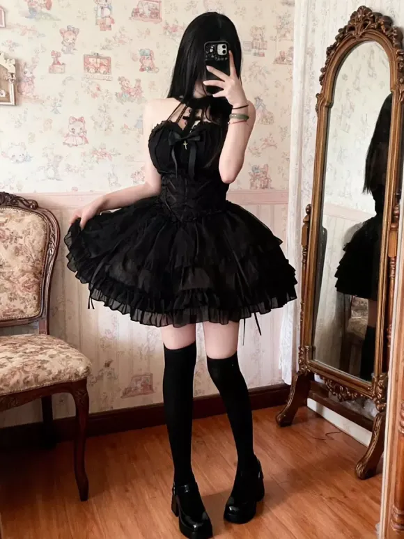 Robe Lolita noire gothique à volants et à plusieurs couches dos nu