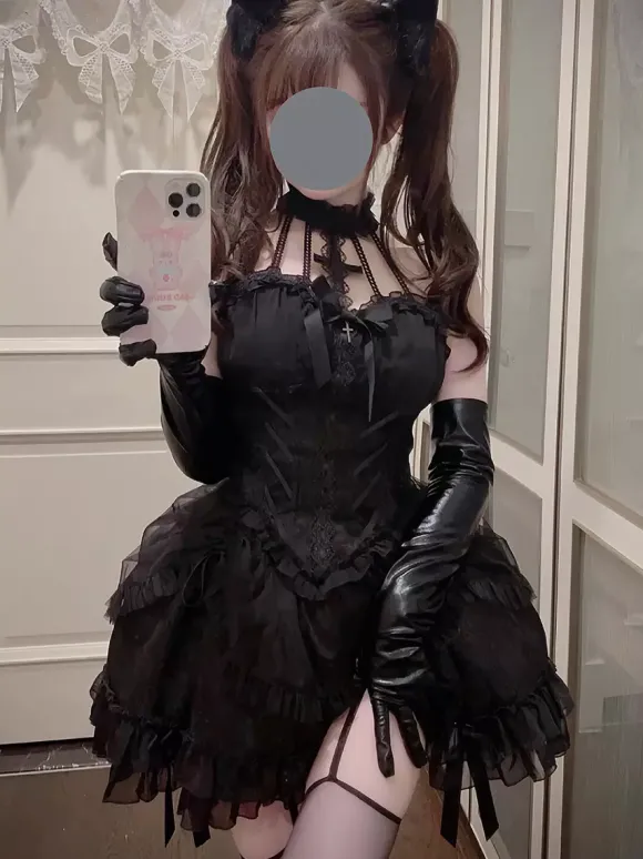 Robe Lolita noire gothique à volants et à plusieurs couches dos nu