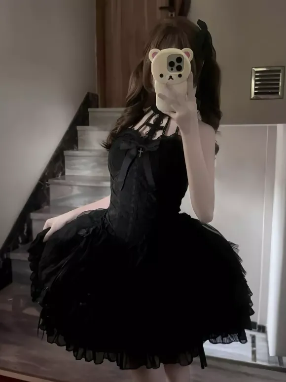 Robe Lolita noire gothique à volants et à plusieurs couches dos nu