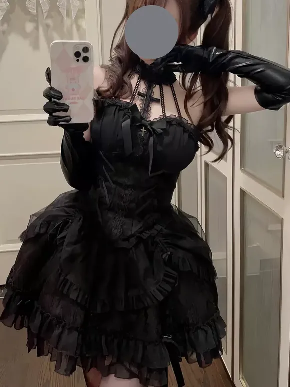 Robe Lolita noire gothique à volants et à plusieurs couches dos nu