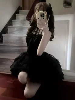 Robe Lolita noire gothique à volants et à plusieurs couches dos nu