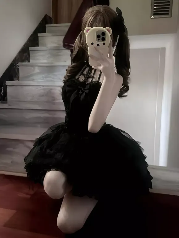 Robe Lolita noire gothique à volants et à plusieurs couches dos nu