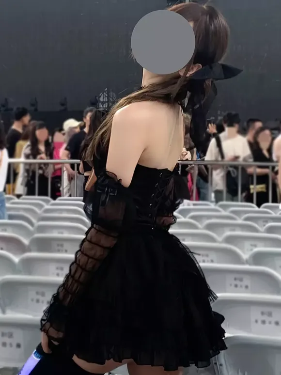 Robe Lolita noire gothique à volants et à plusieurs couches dos nu