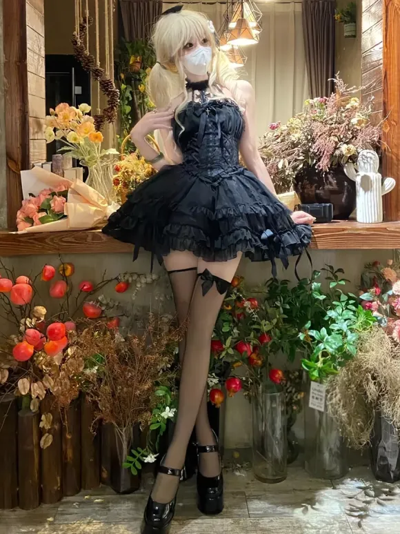 Robe Lolita noire gothique à volants et à plusieurs couches dos nu