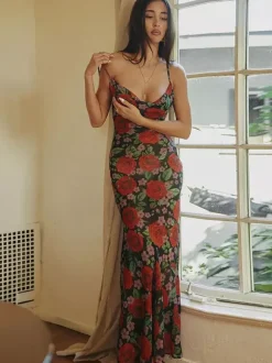 Robe longue à bretelles spaghetti imprimée de roses rouges pour femme style romantique
