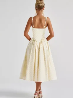 Robe longue à carreaux bretelles col carré coupe trapèze rouge idéale pour une soirée romantique.