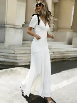 Robe longue blanche élégante à n艙uds manches courtes et col en V bicolore idéale pour une soirée romantique.