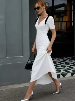 Robe longue blanche élégante à n艙uds manches courtes et col en V bicolore idéale pour une soirée romantique.