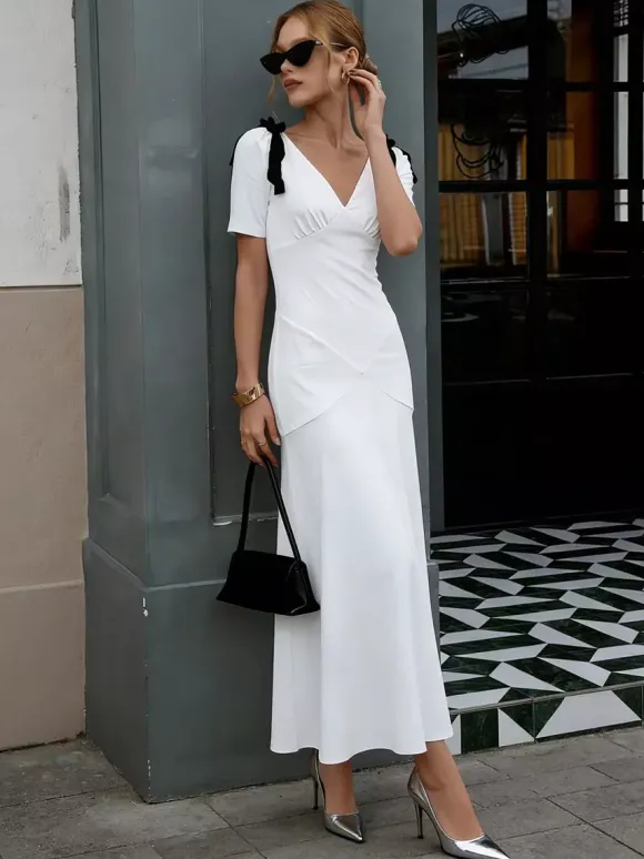 Robe longue blanche élégante à n艙uds manches courtes et col en V bicolore idéale pour une soirée romantique.