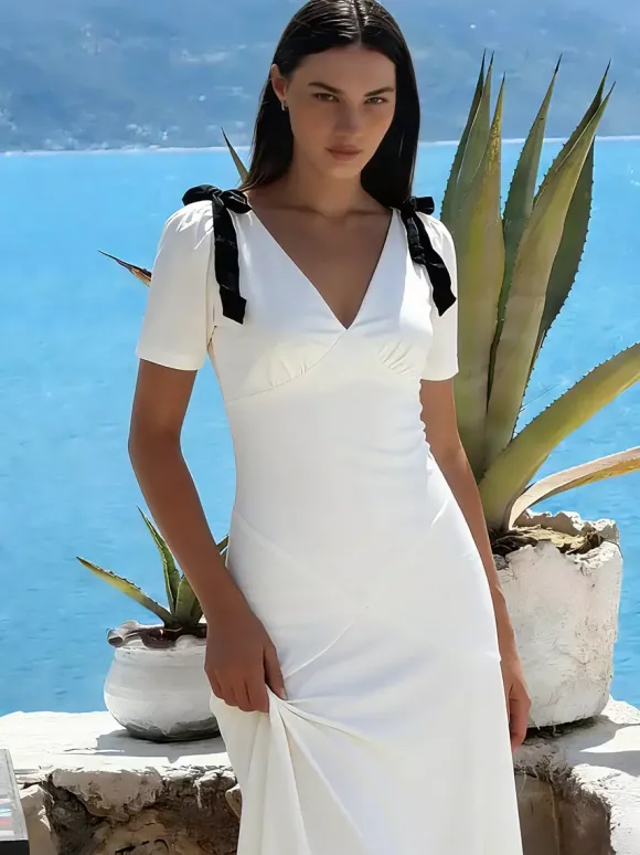 Robe longue blanche élégante à n艙uds manches courtes et col en V bicolore idéale pour une soirée romantique.