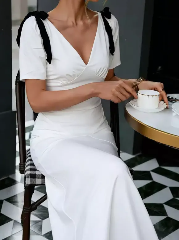 Robe longue blanche élégante à n艙uds manches courtes et col en V bicolore idéale pour une soirée romantique.