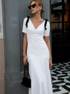 Robe longue blanche élégante à n艙uds manches courtes et col en V bicolore idéale pour une soirée romantique.