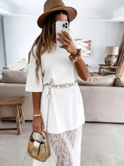 Robe longue blanche élégante en dentelle à manches courtes et col rond idéale pour une soirée romantique.