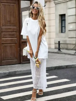 Robe longue blanche élégante en dentelle à manches courtes et col rond idéale pour une soirée romantique.