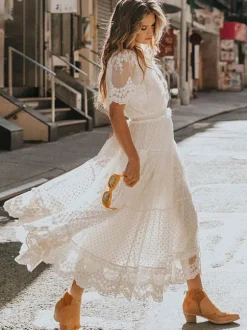 Robe longue bohème en dentelle blanche pour femme - Robe longue à pois et à volants col en V - Idéale pour un mariage d'été à la plage (2026)