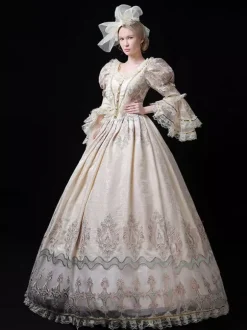 Robe longue de bal champagne style victorien rococo ornée de dentelle manches évasées et imprimé floral.