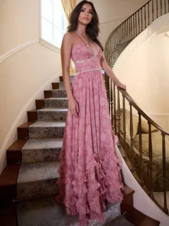 Robe longue de soirée à volants et fleurs décolleté licou et fente haute 2026