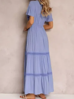 Robe longue d'été décontractée à manches courtes et volants col en V et bordure en dentelle bleu clair.