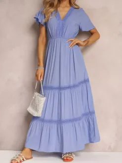 Robe longue d'été décontractée à manches courtes et volants col en V et bordure en dentelle bleu clair.