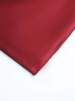 Robe longue en satin à épaules dénudées pour femme - Robe élégante rouge bordeaux à fente haute et fronces - Tenue idéale pour les invités aux mariages de printemps 2026