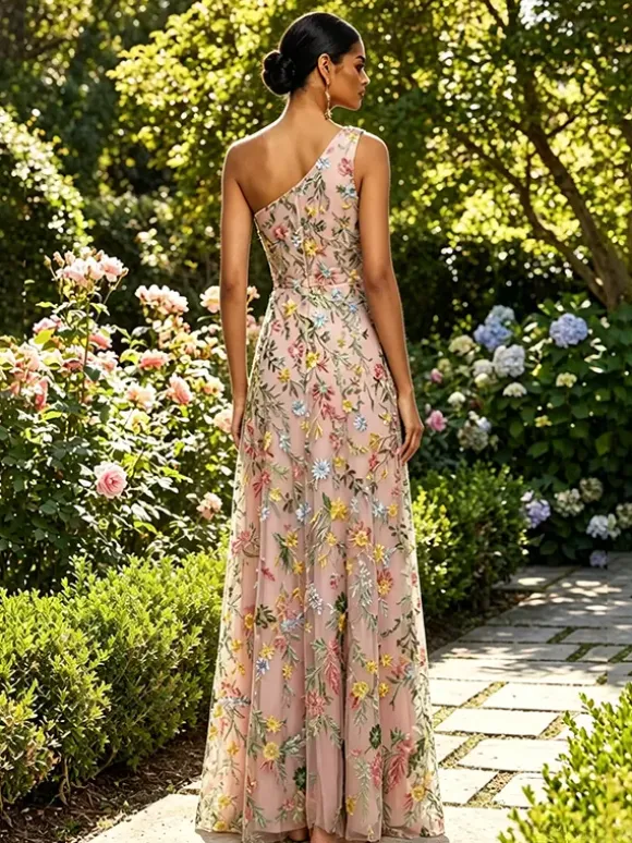 Robe longue en tulle brodée de fleurs asymétrique col drapé fente haute idéale pour une invitée de mariage ou une soirée de gala.