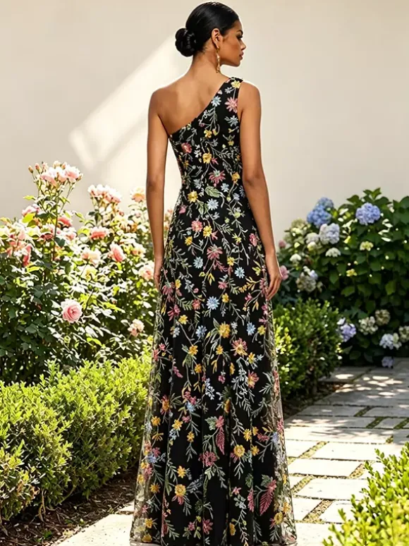 Robe longue en tulle brodée de fleurs asymétrique col drapé fente haute idéale pour une invitée de mariage ou une soirée de gala.