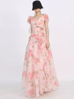 Robe longue flatteuse à motif de roses roses et ourlet asymétrique