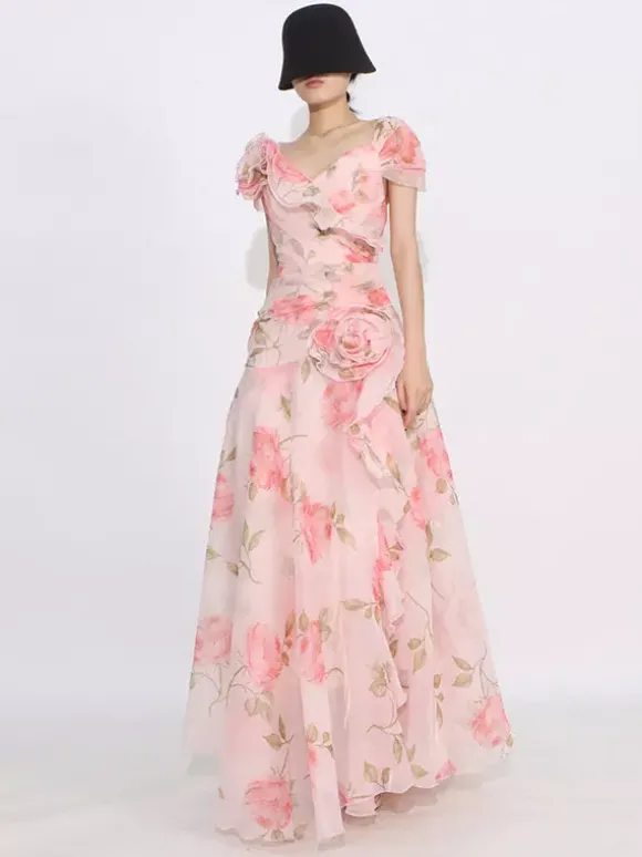 Robe longue flatteuse à motif de roses roses et ourlet asymétrique