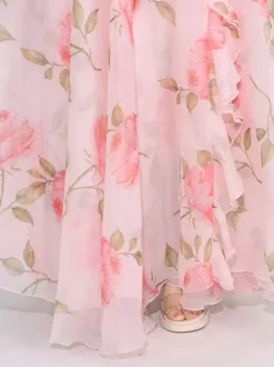 Robe longue flatteuse à motif de roses roses et ourlet asymétrique