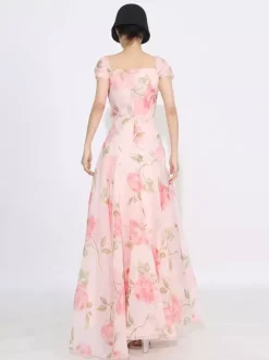 Robe longue flatteuse à motif de roses roses et ourlet asymétrique