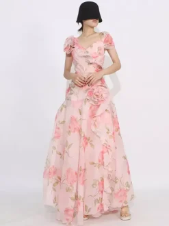 Robe longue flatteuse à motif de roses roses et ourlet asymétrique