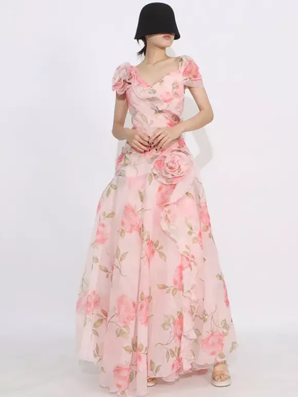 Robe longue flatteuse à motif de roses roses et ourlet asymétrique