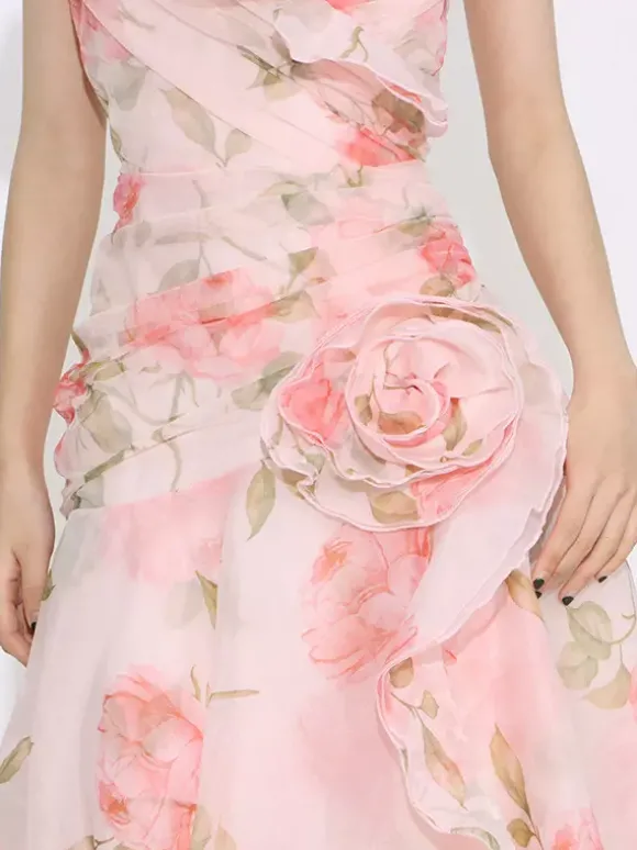 Robe longue flatteuse à motif de roses roses et ourlet asymétrique