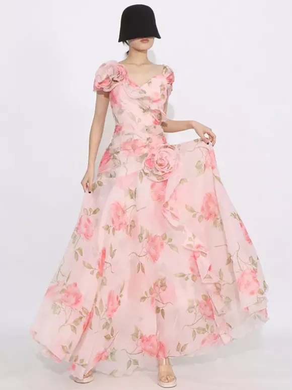 Robe longue flatteuse à motif de roses roses et ourlet asymétrique
