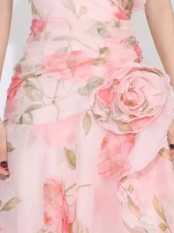 Robe longue flatteuse à motif de roses roses et ourlet asymétrique
