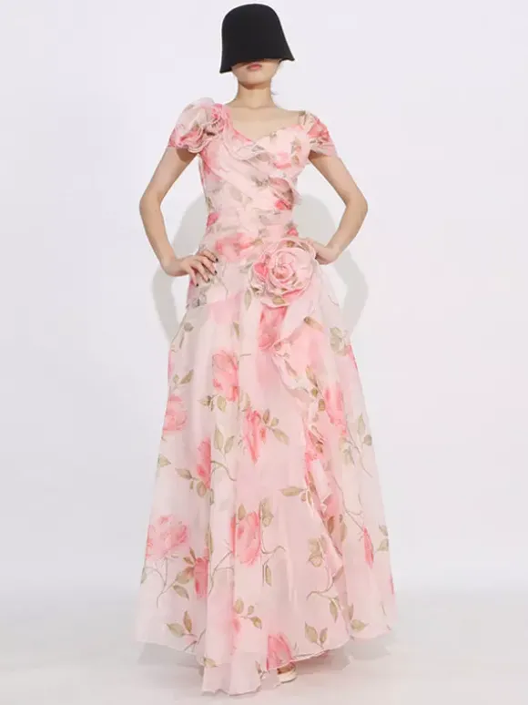 Robe longue flatteuse à motif de roses roses et ourlet asymétrique